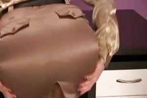 Blonde with a tight chest brings himself to orgasm large dildo